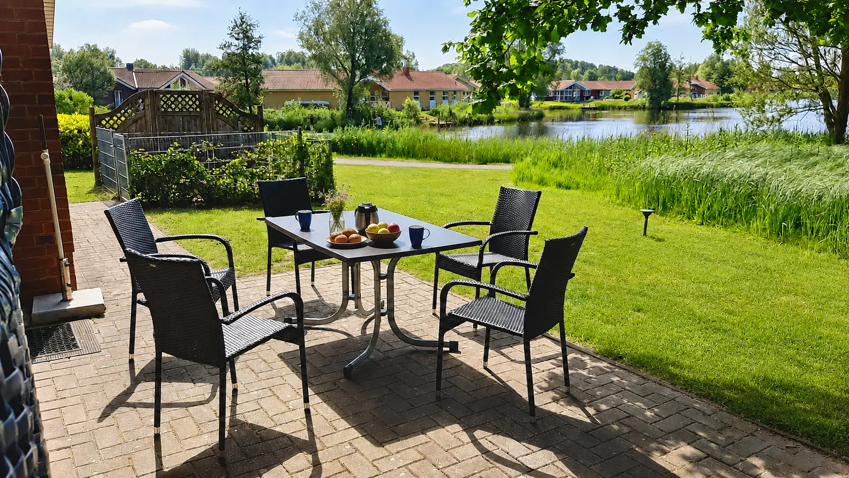 Terrasse mit Sitzgruppe und Blick über den See