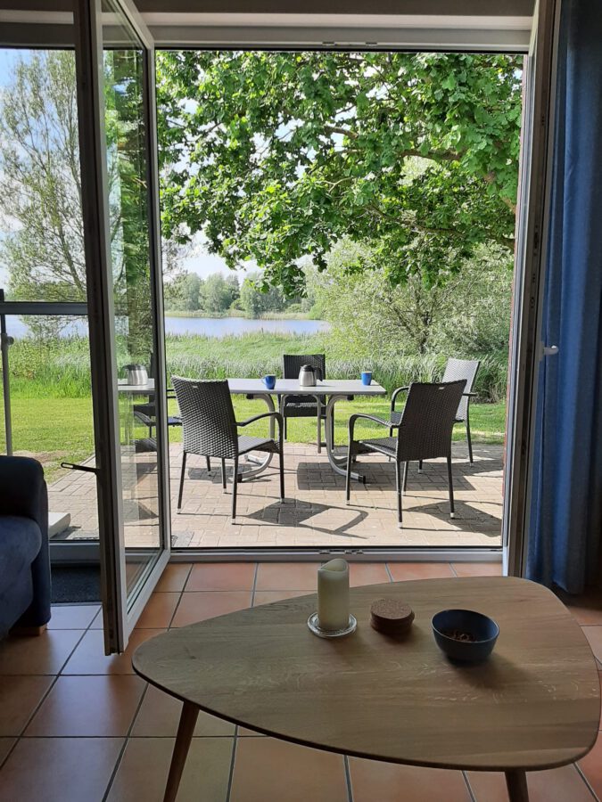 Blick vom Wohnzimmer auf den See